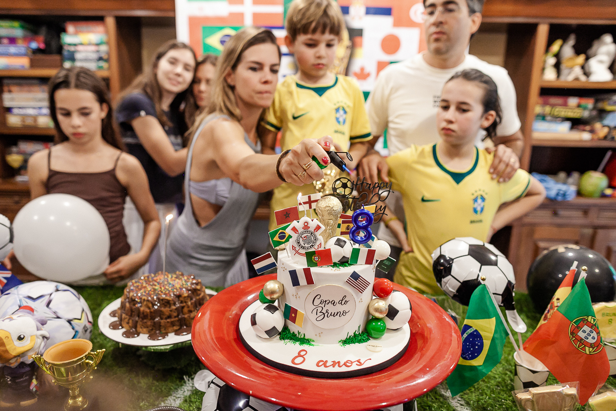 fotografias do aniversário de 8 anos do bruno com o tema copa no mundo no quintal de casa no condominio sao pedro no guaruja sp