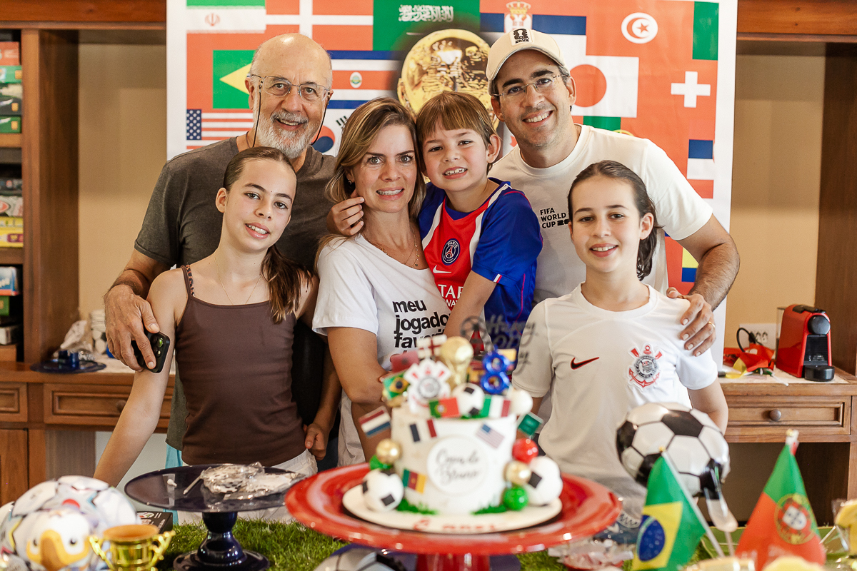 fotografias do aniversário de 8 anos do bruno com o tema copa no mundo no quintal de casa no condominio sao pedro no guaruja sp
