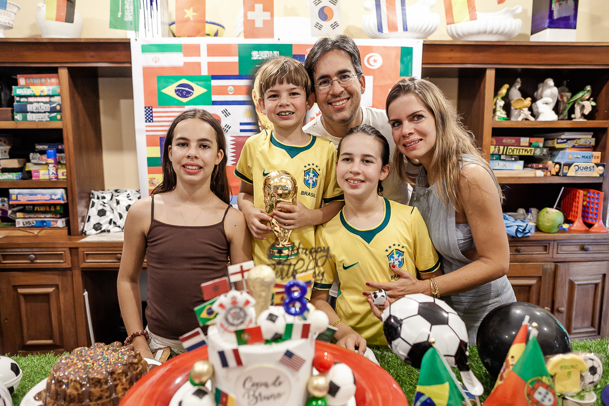 fotografias do aniversário de 8 anos do bruno com o tema copa no mundo no quintal de casa no condominio sao pedro no guaruja sp