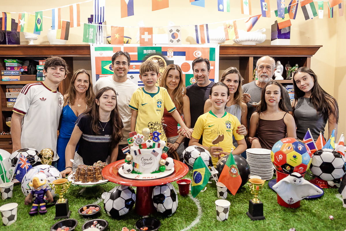 fotografias do aniversário de 8 anos do bruno com o tema copa no mundo no quintal de casa no condominio sao pedro no guaruja sp