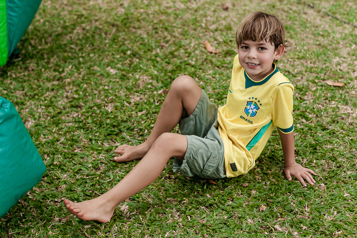 fotografias do aniversário de 8 anos do bruno com o tema copa no mundo no quintal de casa no condominio sao pedro no guaruja sp