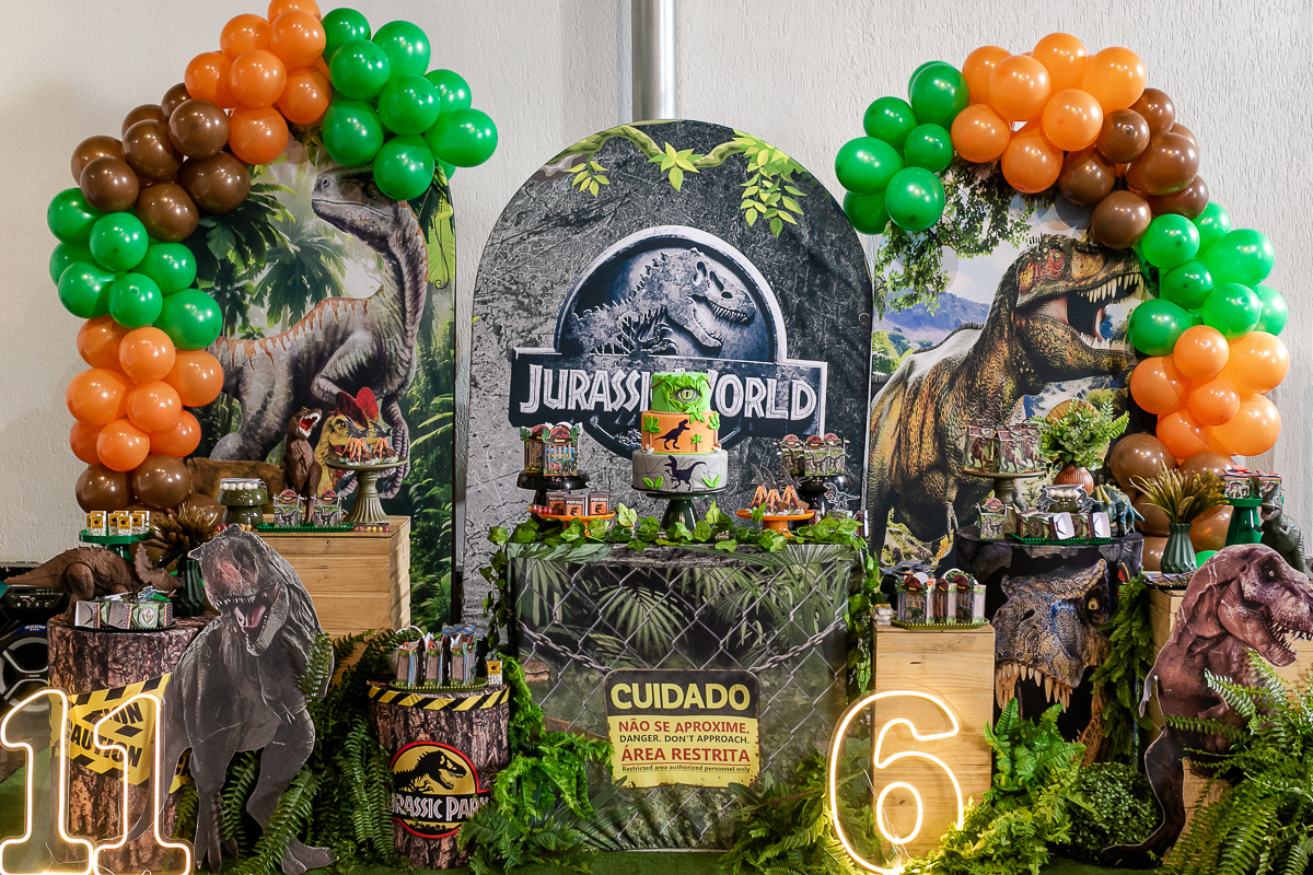 fotografias do aniversário de 11 anos do pedro e 6 anos do mateus com o tema dinossauros no buffet pik total em guarulhos sp