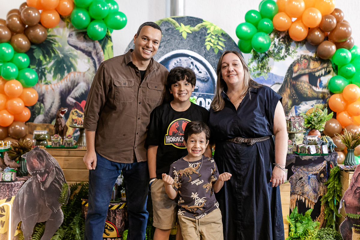 fotografias do aniversário de 11 anos do pedro e 6 anos do mateus com o tema dinossauros no buffet pik total em guarulhos sp