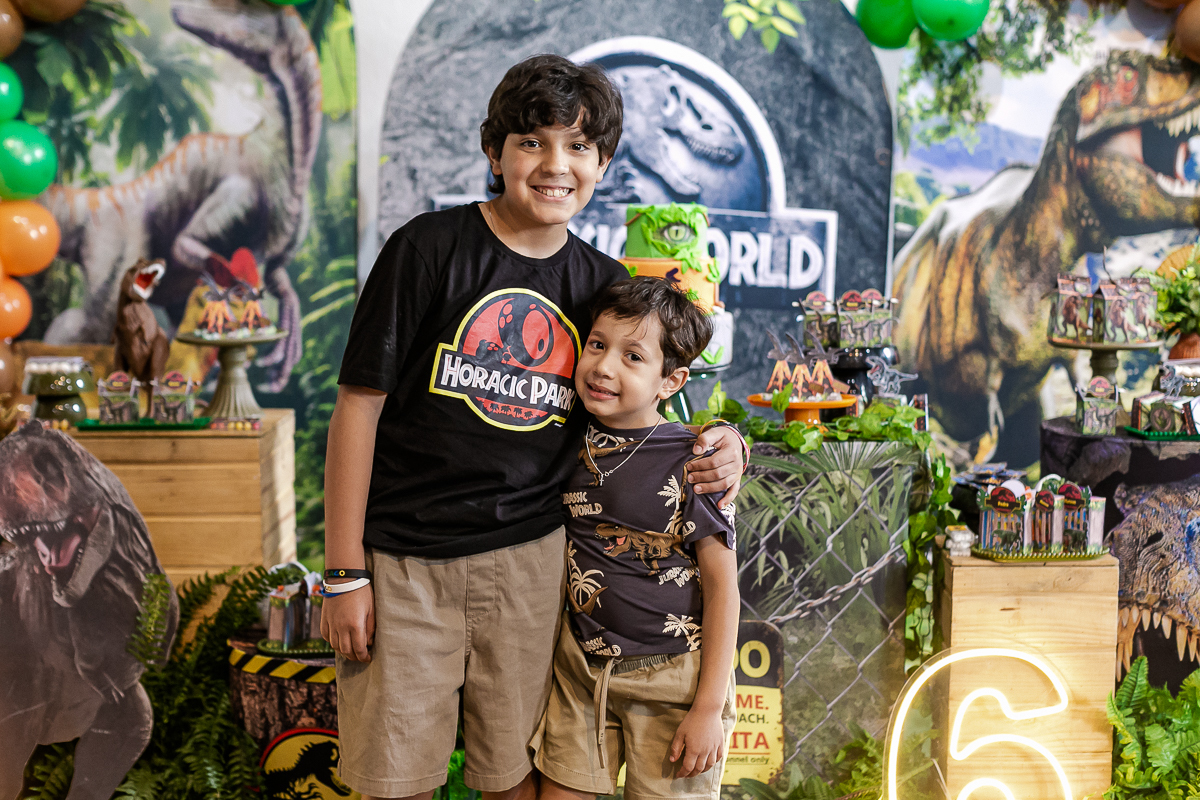 fotografias do aniversário de 11 anos do pedro e 6 anos do mateus com o tema dinossauros no buffet pik total em guarulhos sp