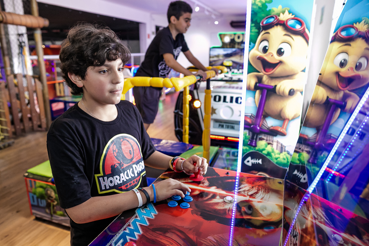 fotografias do aniversário de 11 anos do pedro e 6 anos do mateus com o tema dinossauros no buffet pik total em guarulhos sp