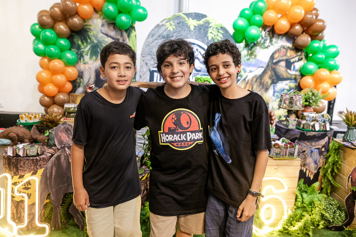 fotografias do aniversário de 11 anos do pedro e 6 anos do mateus com o tema dinossauros no buffet pik total em guarulhos sp