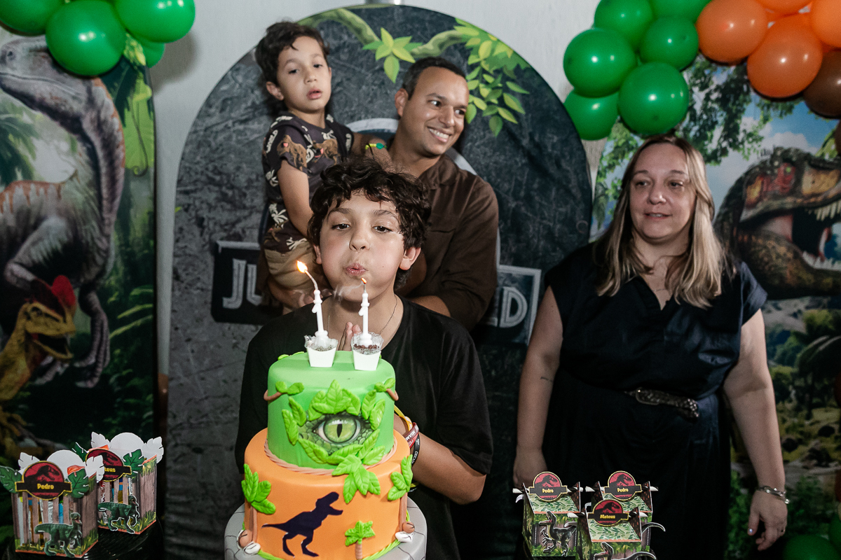 fotografias do aniversário de 11 anos do pedro e 6 anos do mateus com o tema dinossauros no buffet pik total em guarulhos sp