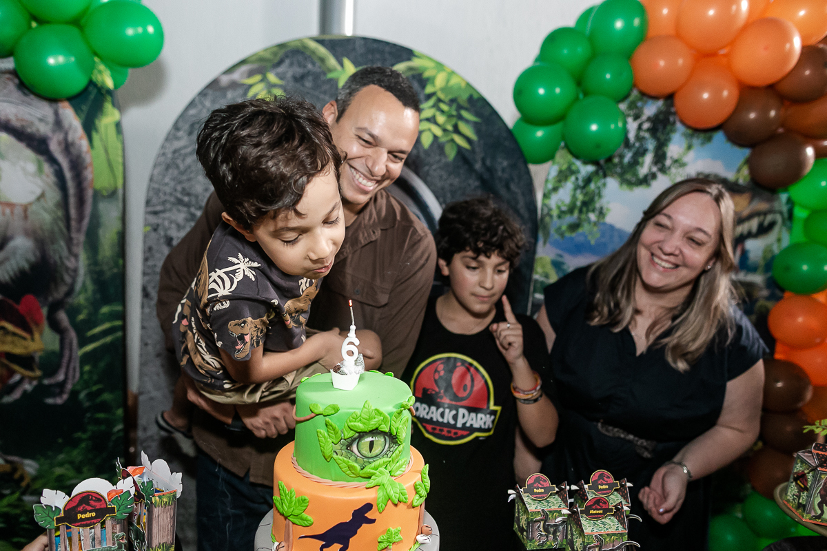 fotografias do aniversário de 11 anos do pedro e 6 anos do mateus com o tema dinossauros no buffet pik total em guarulhos sp
