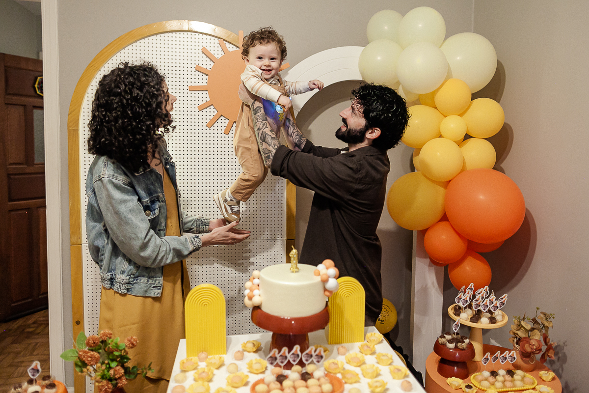 fotografias do aniversário de 1 ano do beni com o tema sol no quintal de casa no bairro do ipiranga zona sul de sao paulo sp