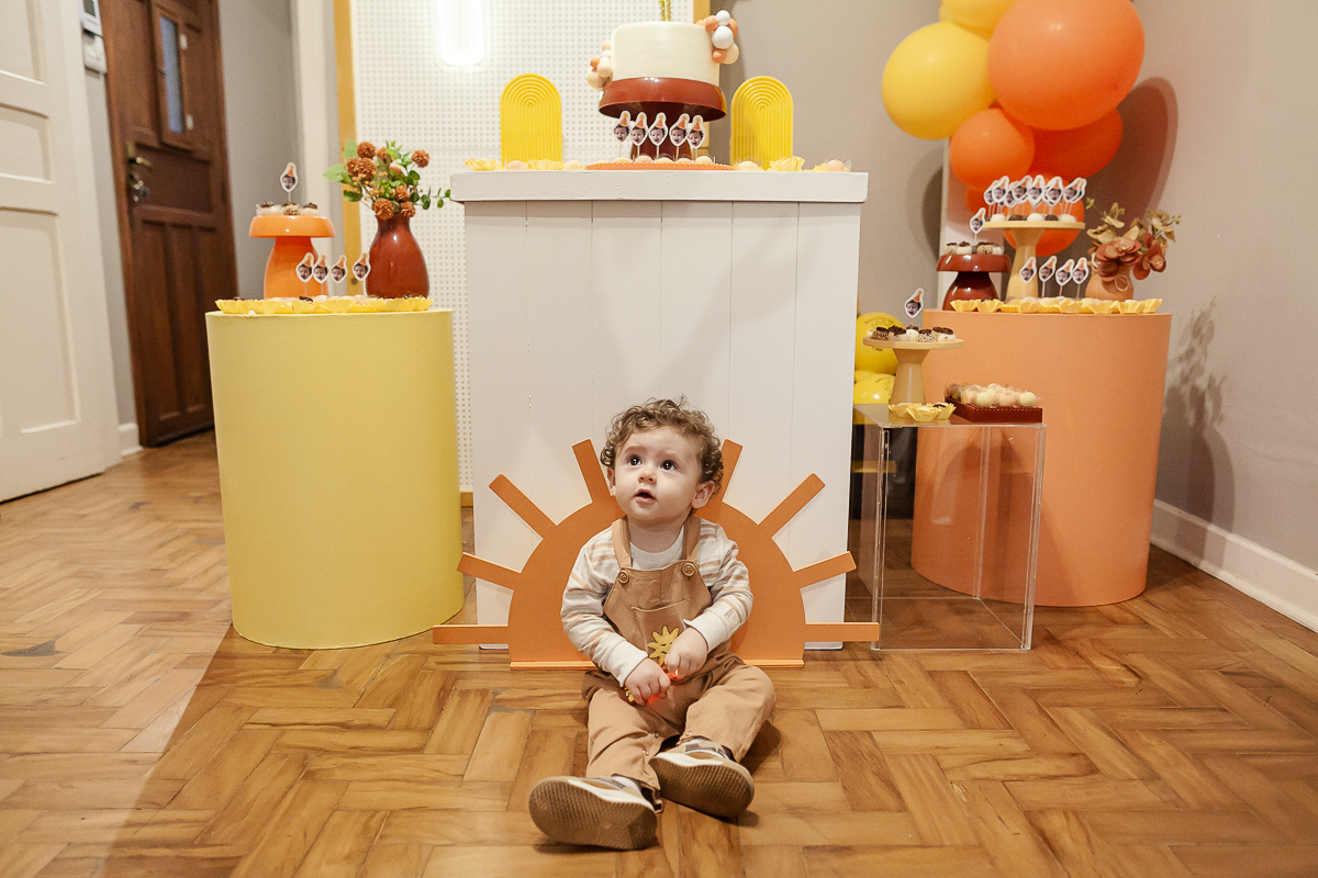fotografias do aniversário de 1 ano do beni com o tema sol no quintal de casa no bairro do ipiranga zona sul de sao paulo sp