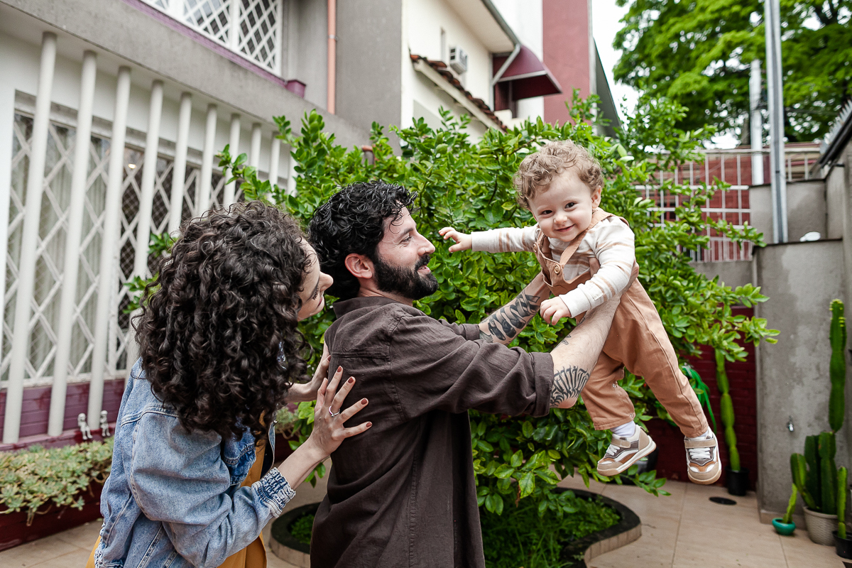 fotografias do aniversário de 1 ano do beni com o tema sol no quintal de casa no bairro do ipiranga zona sul de sao paulo sp