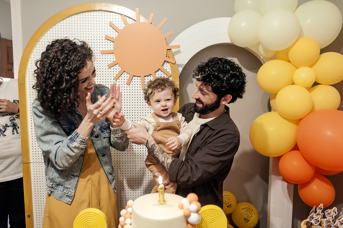 fotografias do aniversário de 1 ano do beni com o tema sol no quintal de casa no bairro do ipiranga zona sul de sao paulo sp