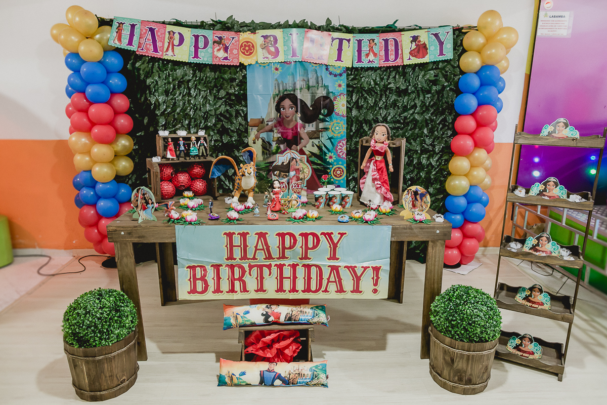 mesa do bolo com o tema da helena de avalor