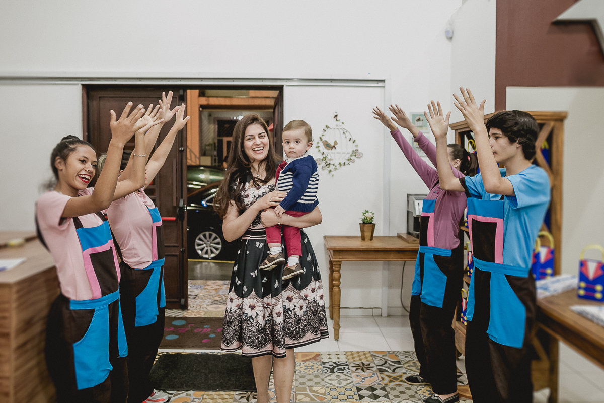 familia chegando no buffet levados da breka para curtir a festa