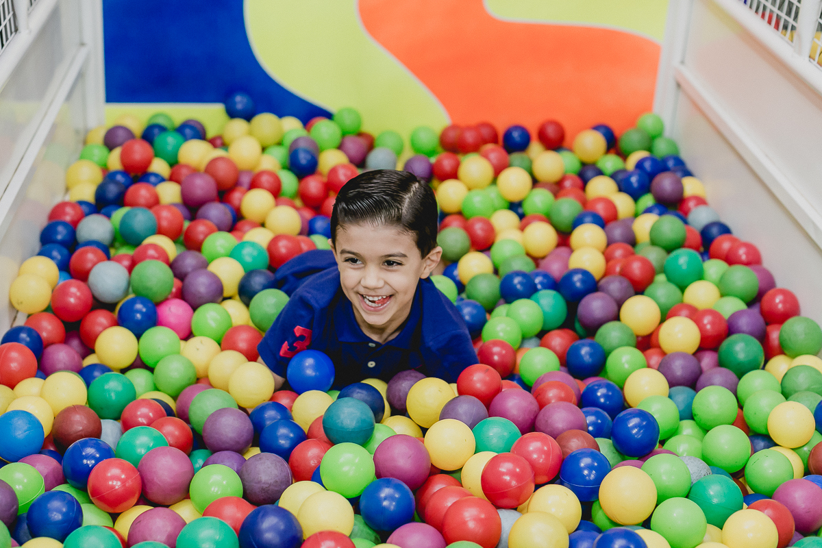 caindo nas bolinhas do brinquedao e dando muitas risadas
