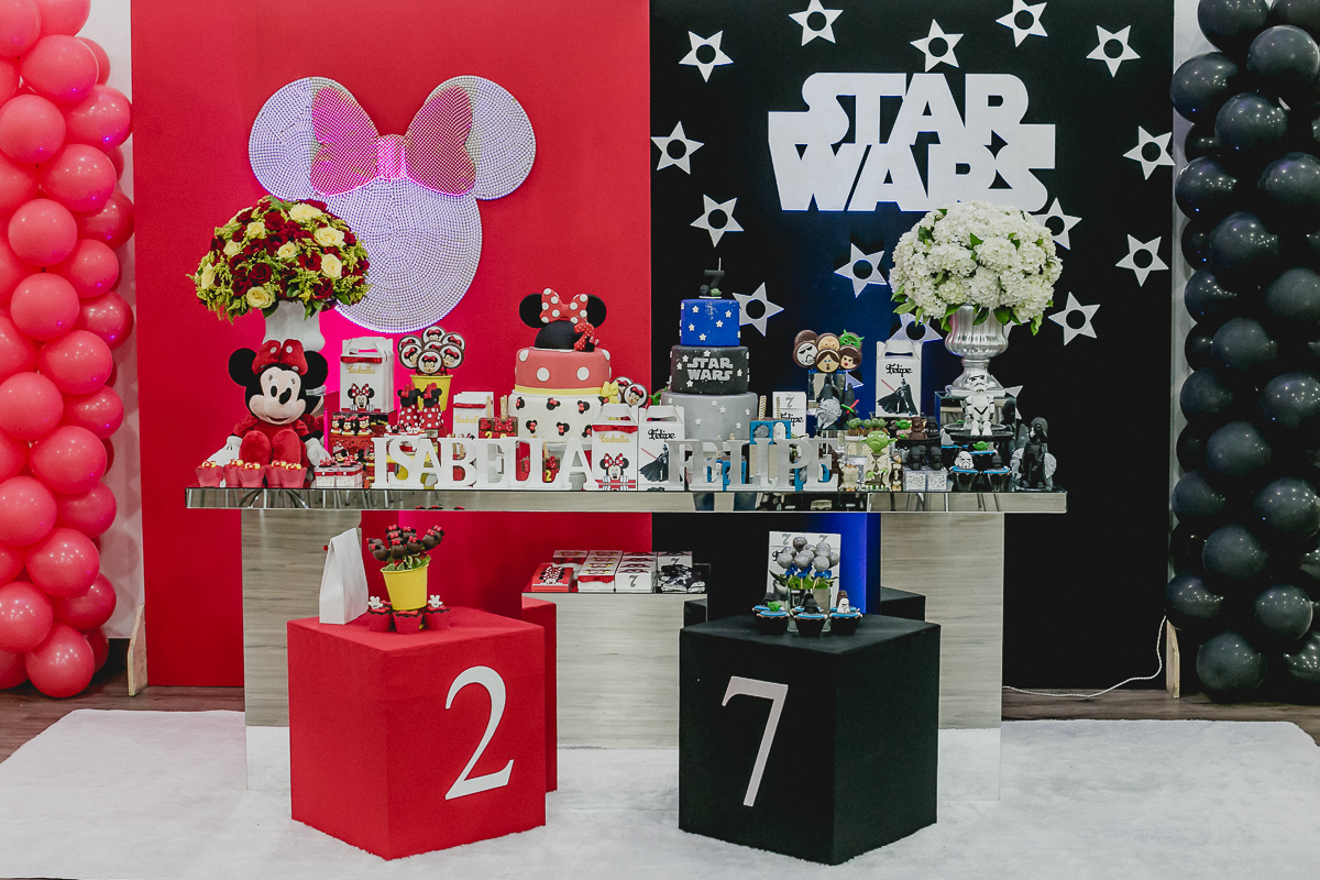 detalhes da mesa do bolo com o tema da minnie vermelha e star wars