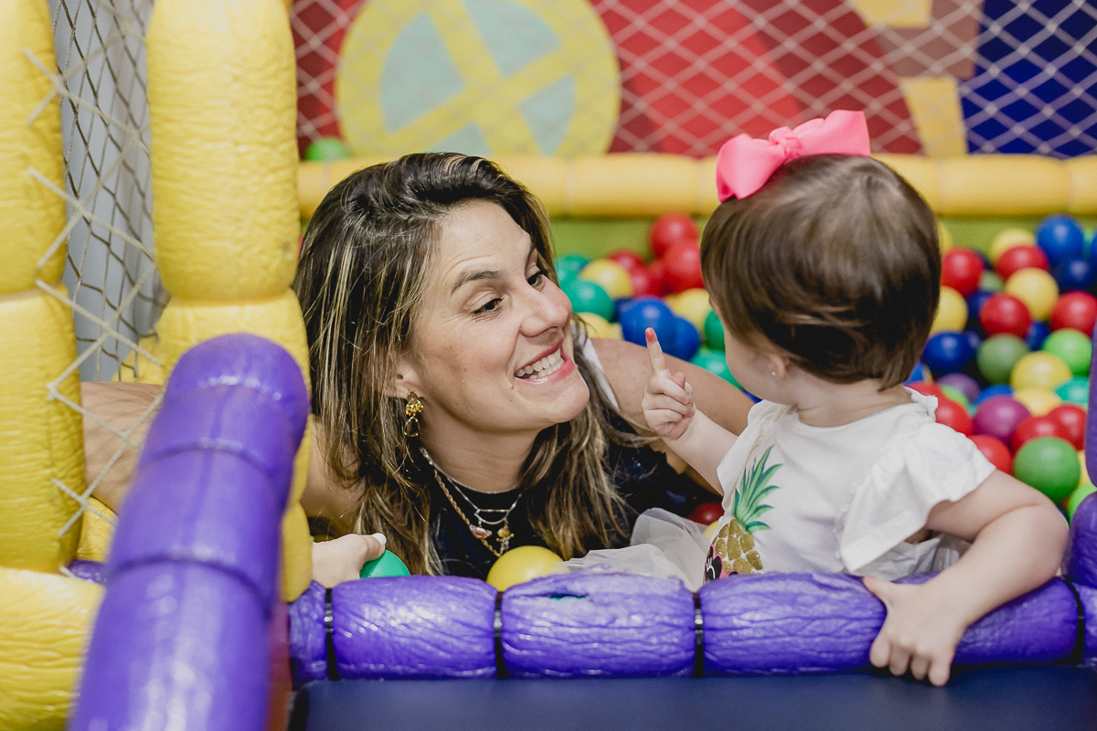 brincando com a mamae na piscina de bolinhas
