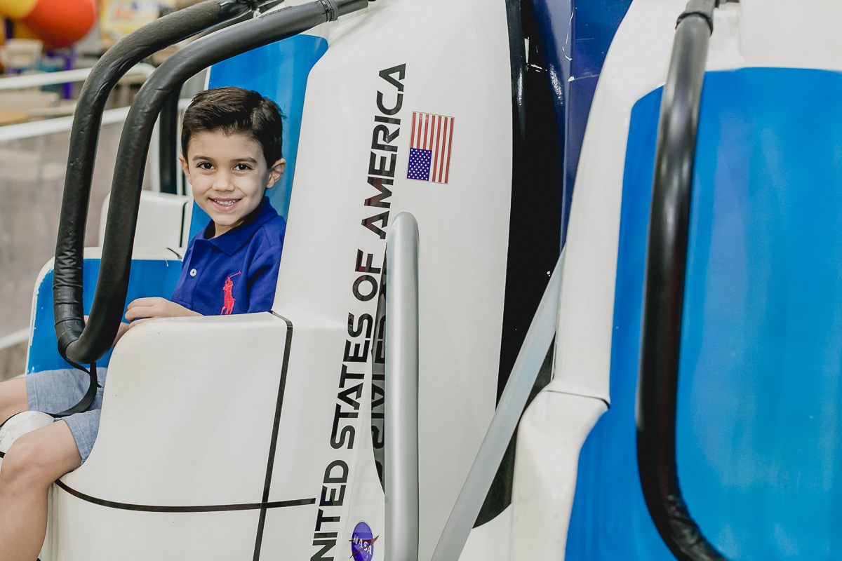 brincando no elevador do buffet brincar e sonhar