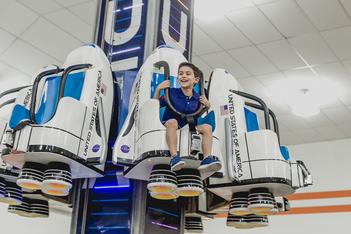 se divertindo no elevador do buffet brincar e sonhar localizado na mooca sp