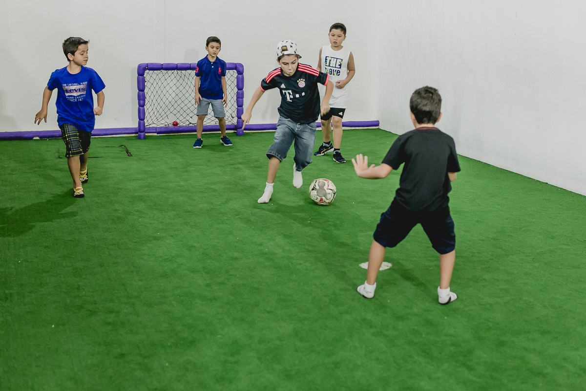 jogando futebol com os amigos na quadra do buffet brincar e sonhar