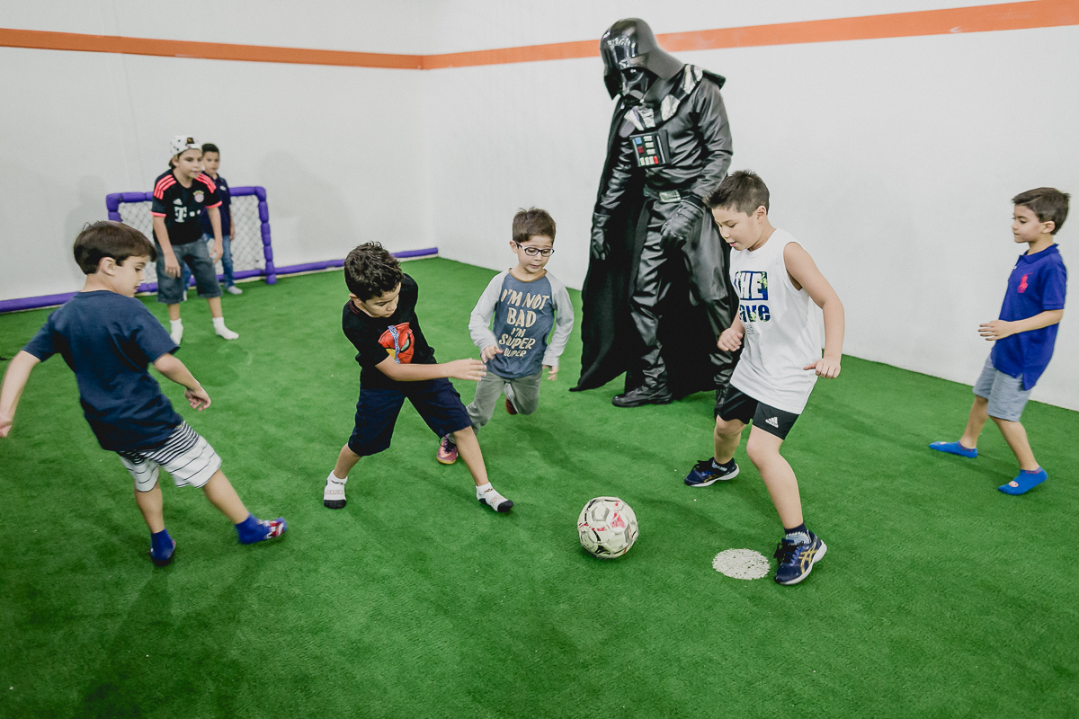 jogando futebol com os amigos
