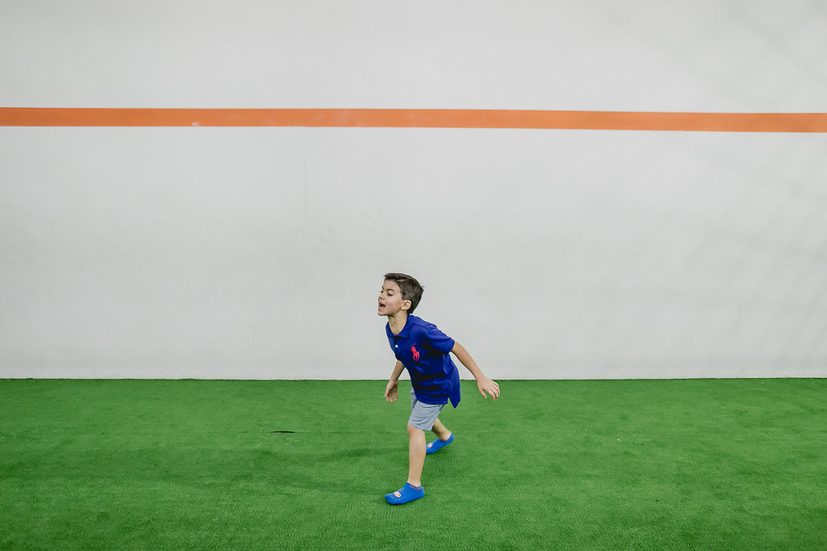 reclamando no jogo de futebol