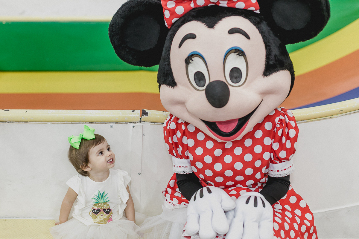 conversando e brincando com a minnie