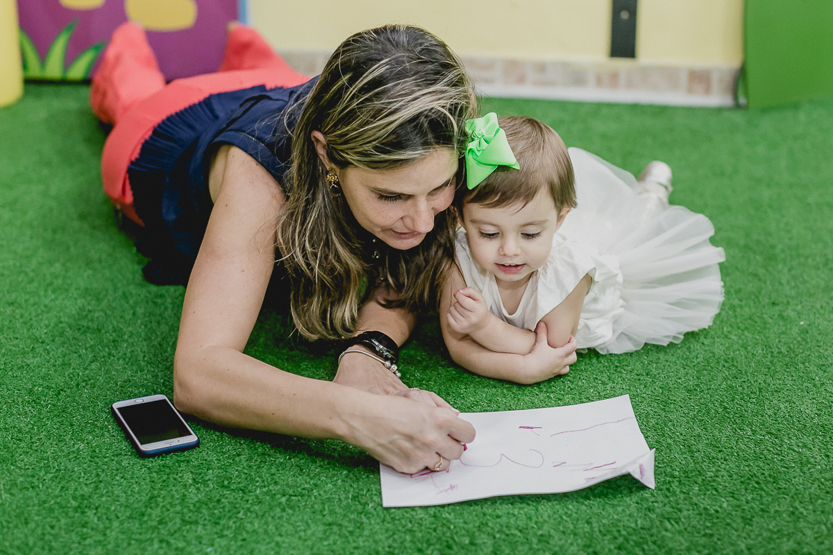 brincando de desenhar com a mamae