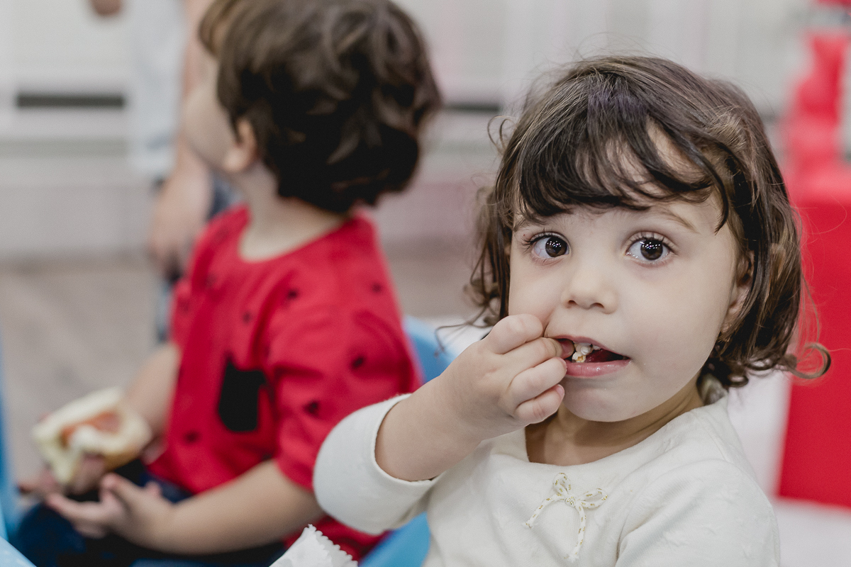 crianca comendo pipoca