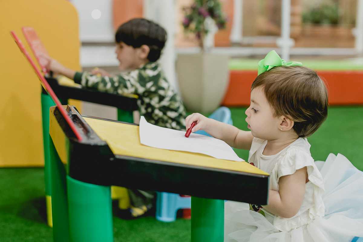 desenhando e pintando o papel do buffet brincar e sonhar