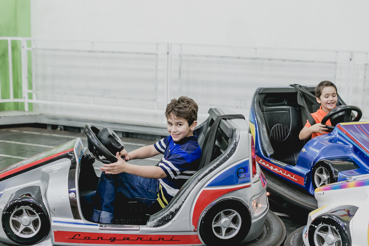 brincando no carrinho de bate bate