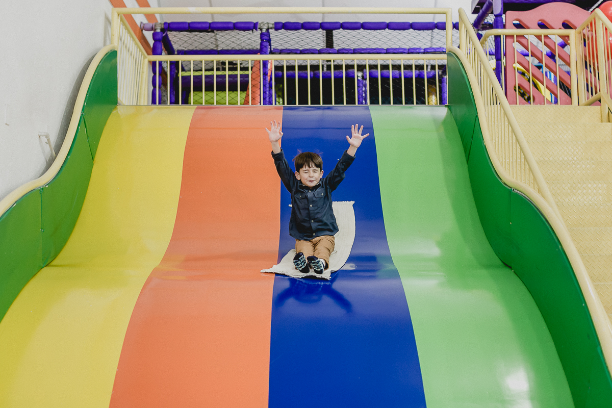 descendo o escorregador do buffet brincar e sonhar
