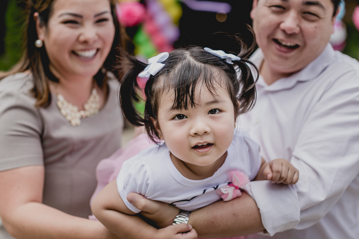 brincando de aviaozinho com os pais