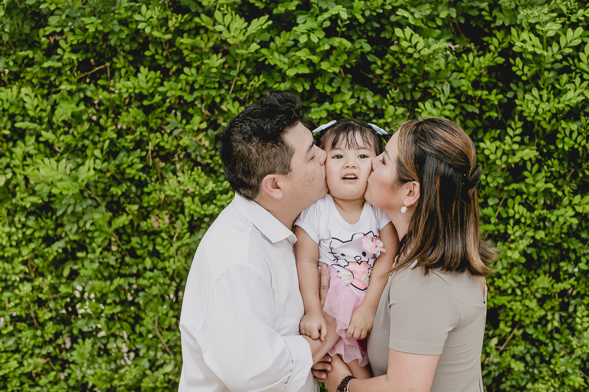 ganhando um beijo sanduiche da mamae e do papai