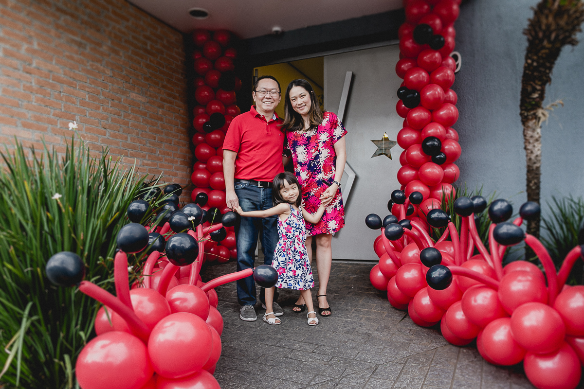 retrato em familia na fachada do buffet mago ra tim boom localizado no itaim sao paulo sp