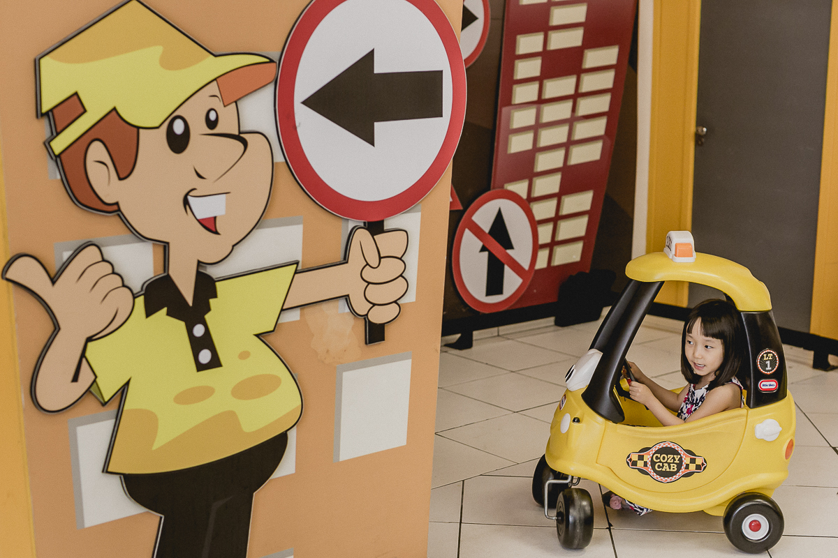 brincando nos carrinhos de taxi do buffet mago ratimboom