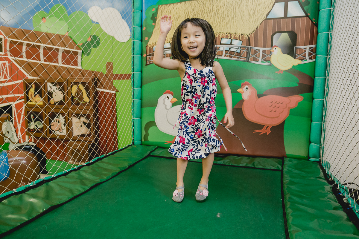 brincando no pula pula