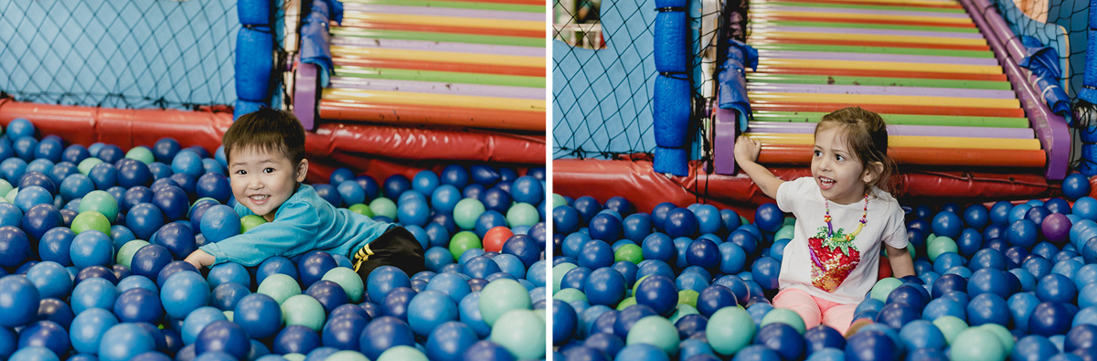 se divertindo na piscina de bolinhas