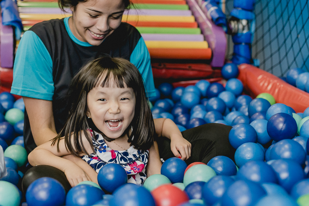 brincando no escorregador
