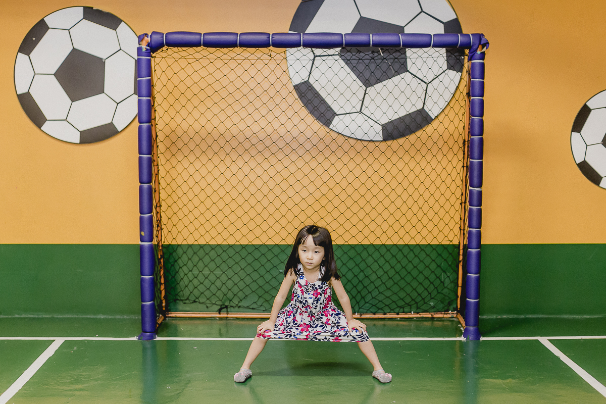 brincando de goleira na quadra de futebol do buffet mago ratimboom