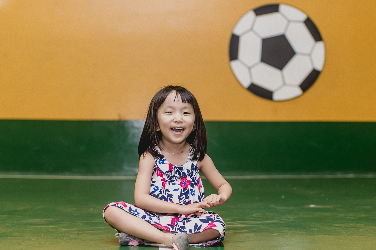 se divertindo na quadra do buffet
