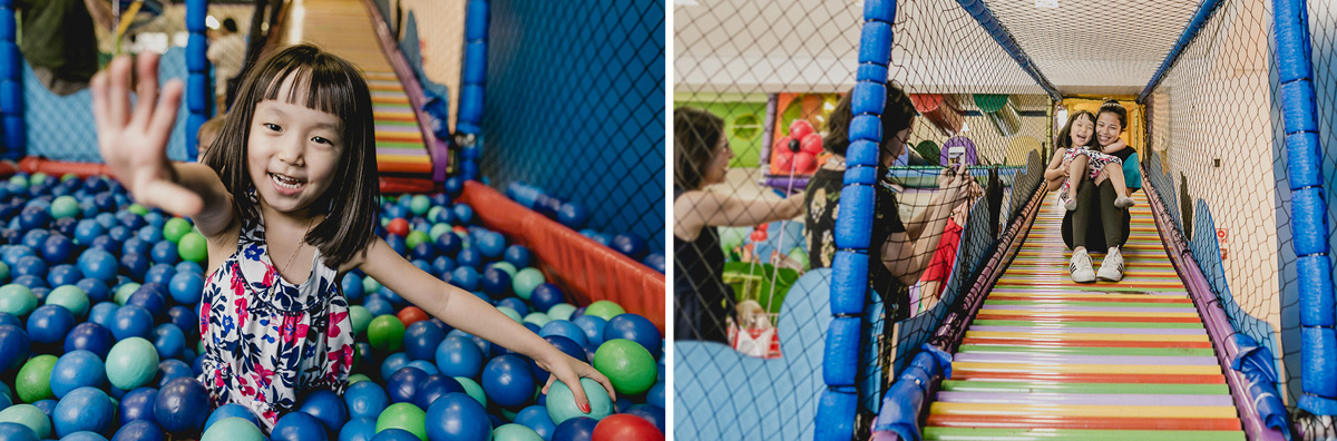 brincando na piscina de bolinhas