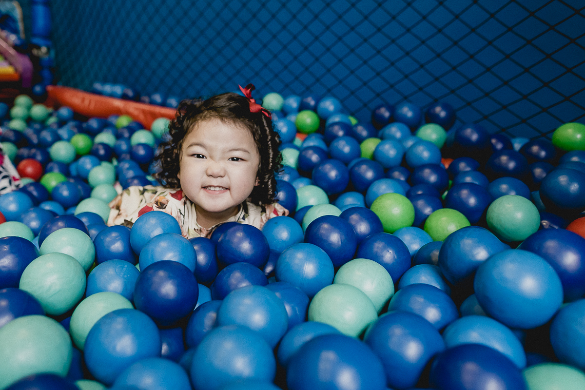 dando muitas risadas na piscina de bolinhas