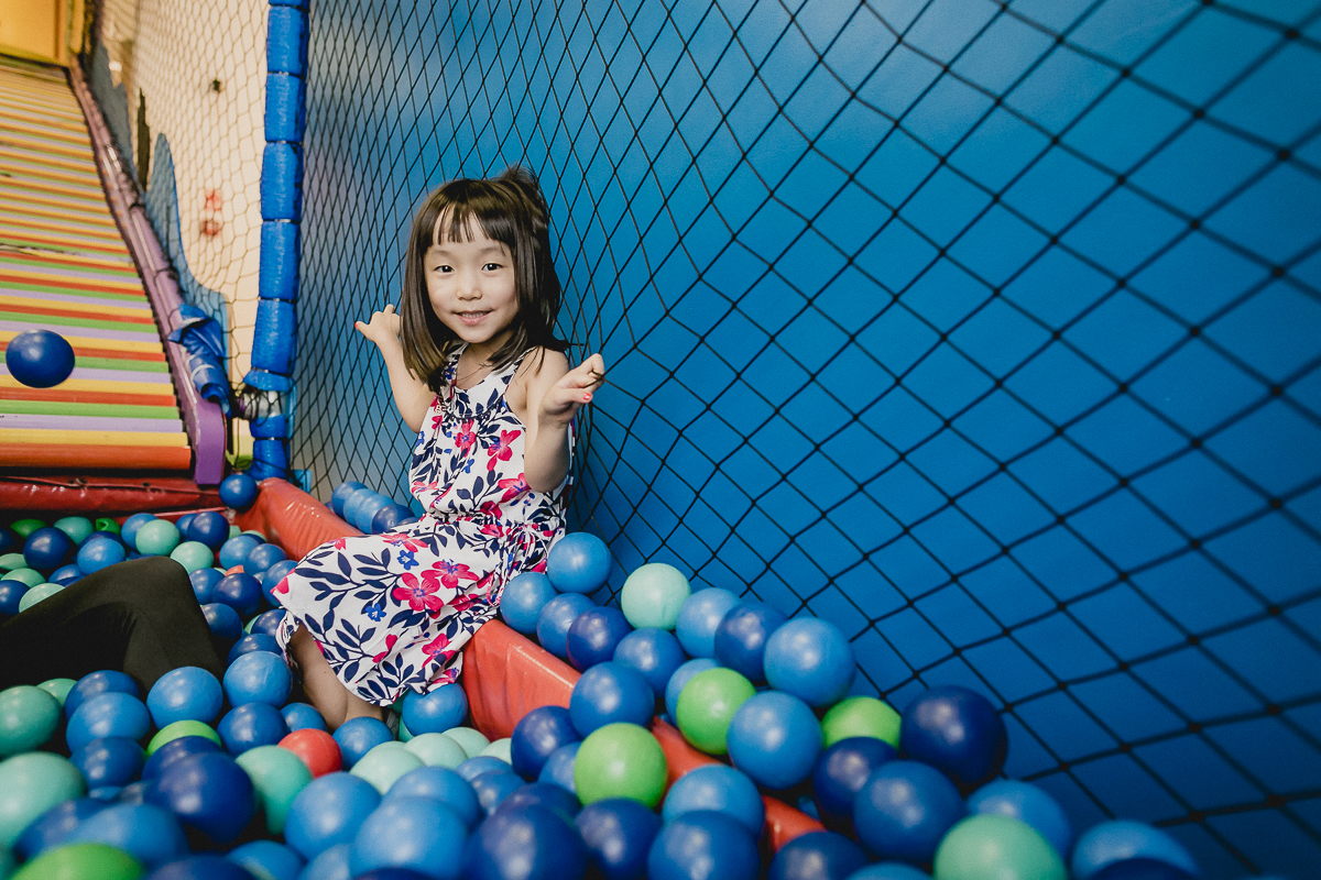 retrato na piscina de bolinhas