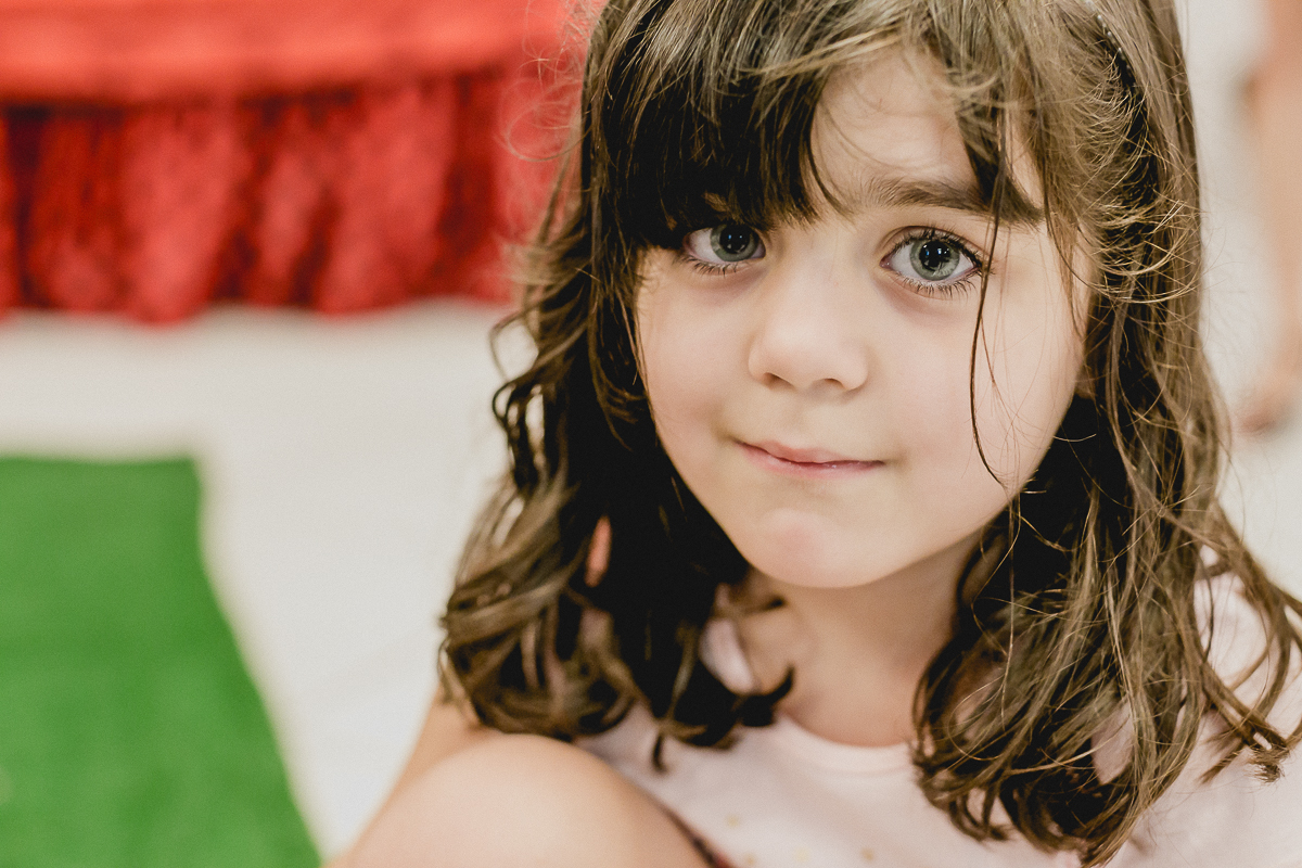 retrato da amiguinha comendo salgadinho