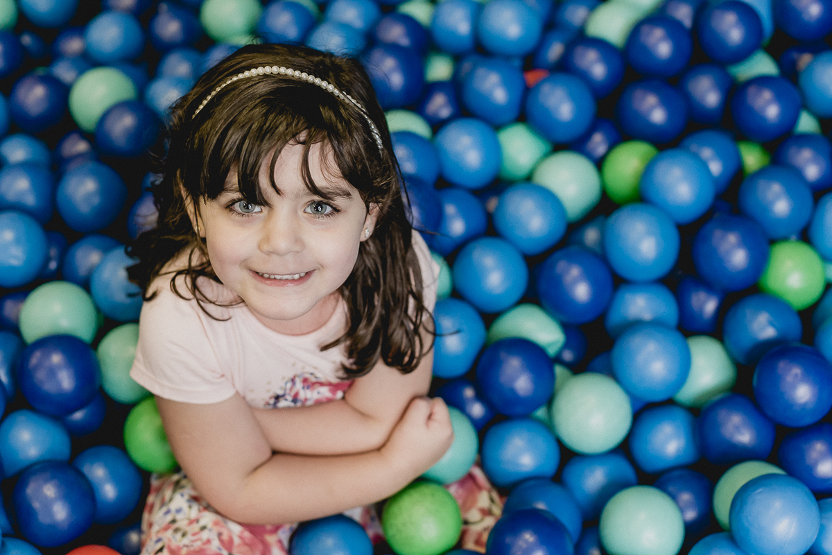 retrato na piscina de bolinhas
