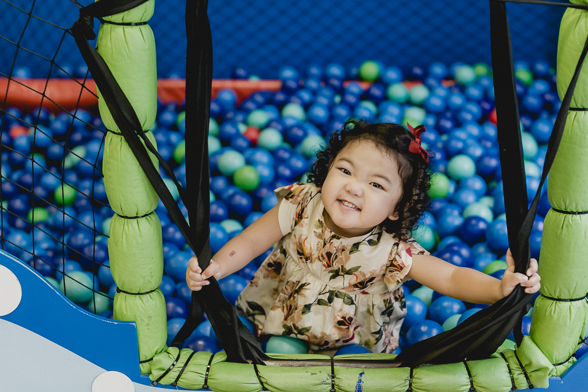 brincando na piscina de bolinhas