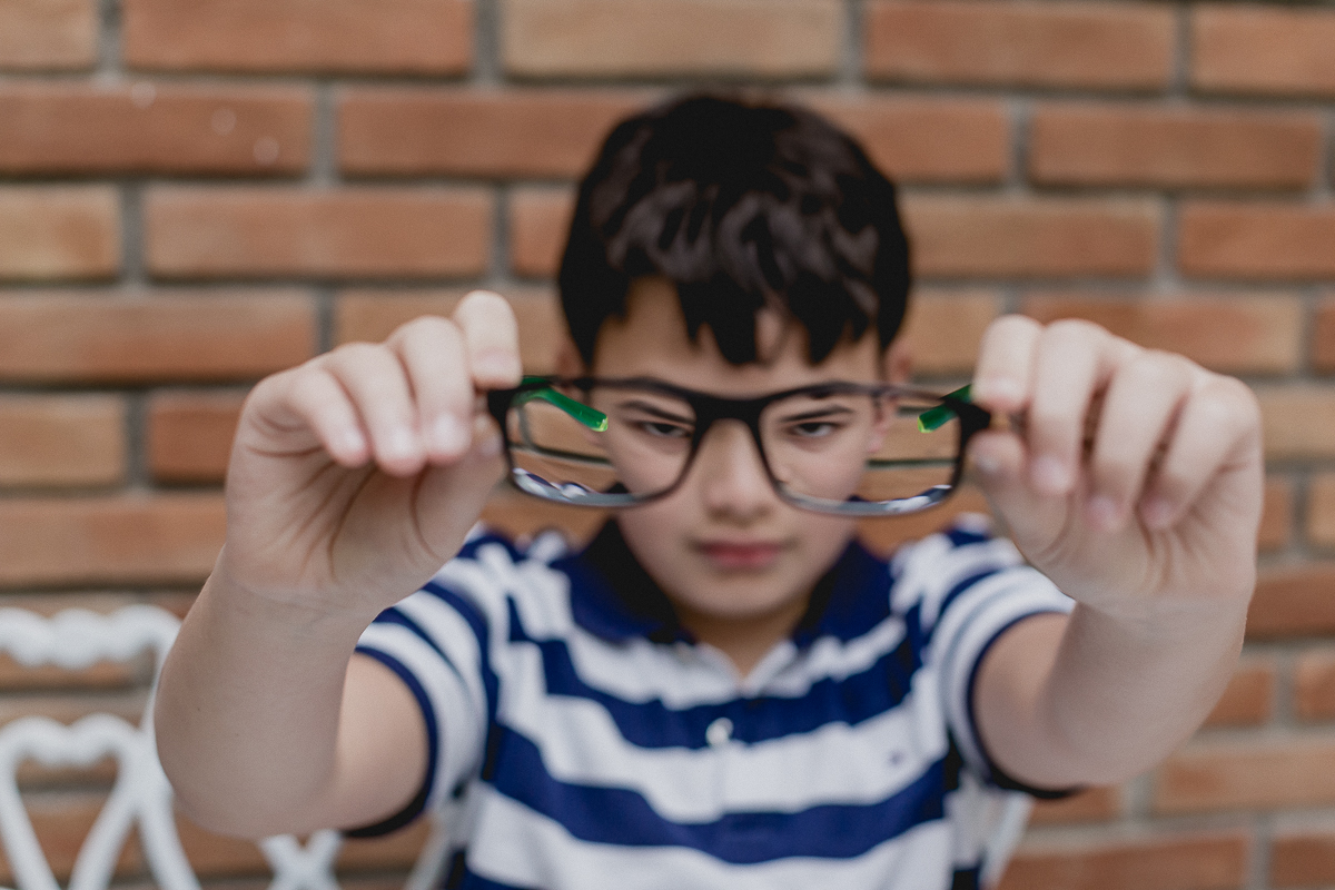 se divertindo com o oculos