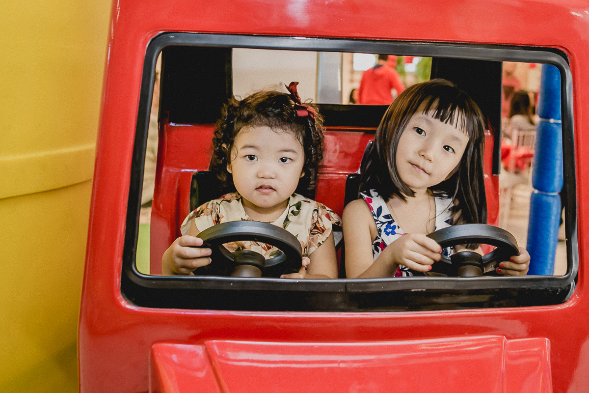 brincando no carrinho dos bombeiros