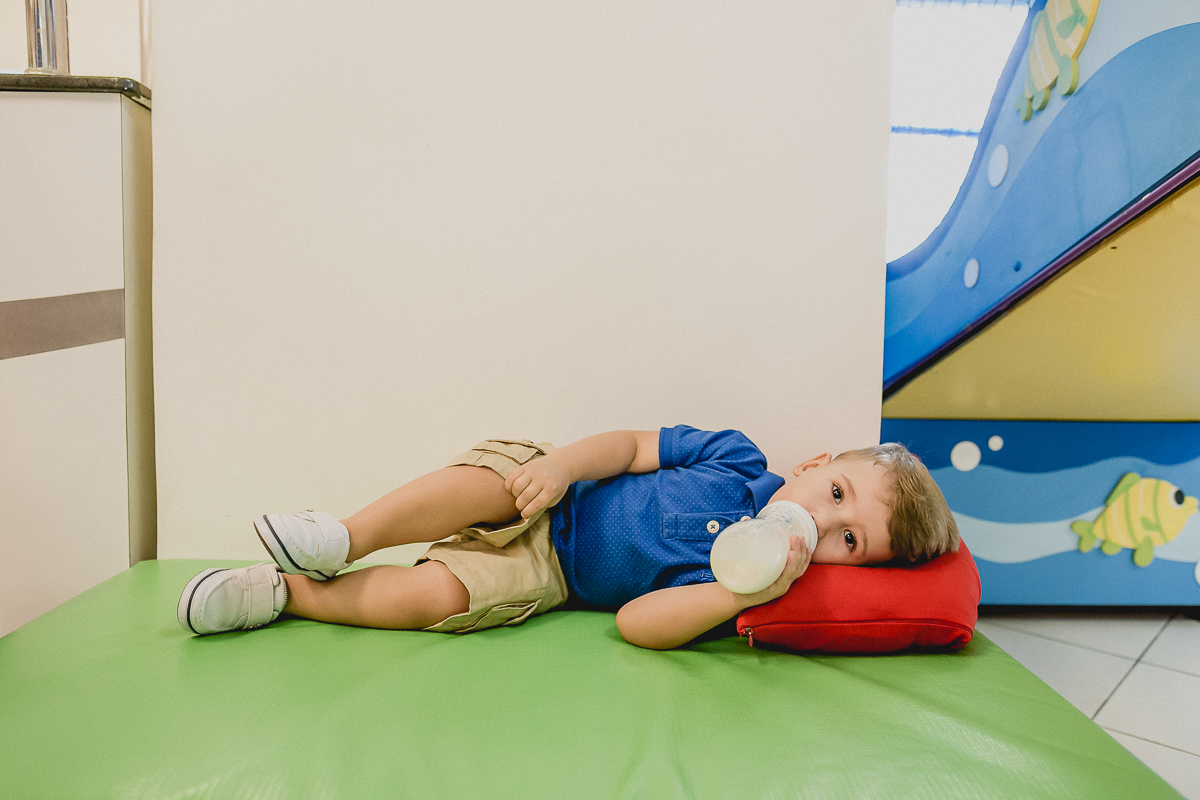 deitado e tomando mamadeira